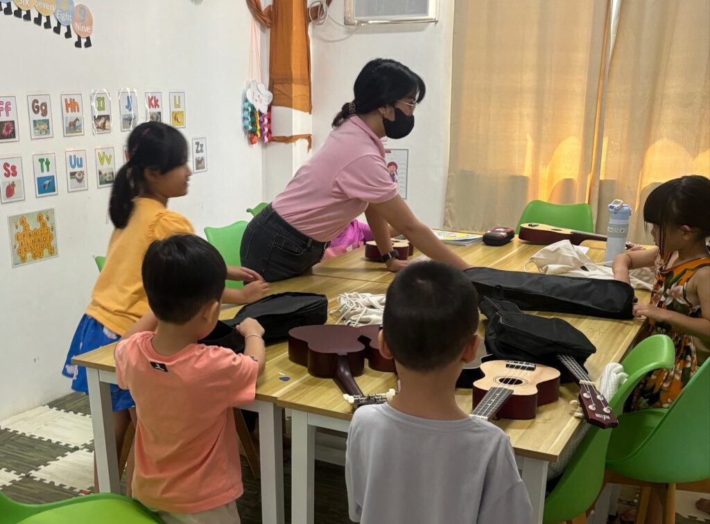 A teacher teaching a kinder small group class